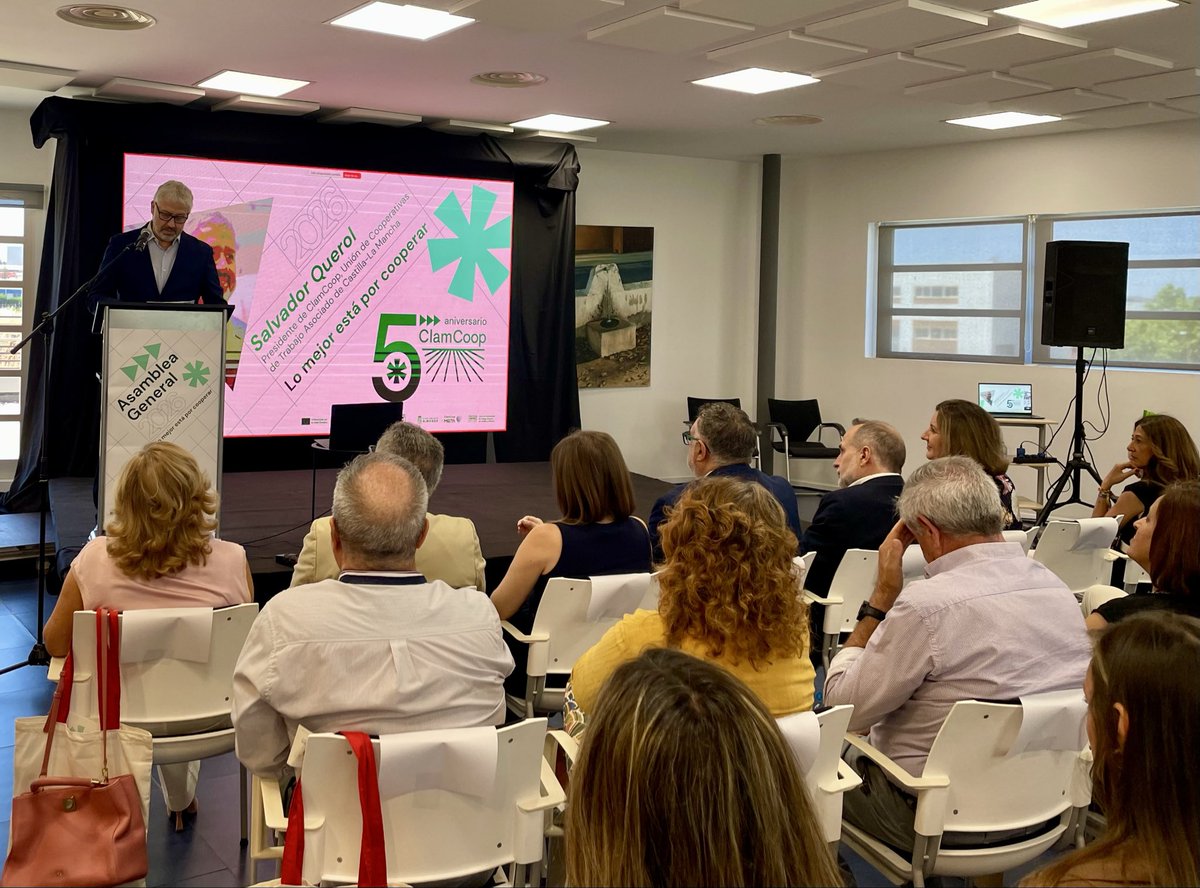 clam_coop's tweet photo. @squerol1 🎉 Arranca el acto del #5AniversarioClamCoop bajo el lema #LoMejorEstáPorCooperar

Celebramos cinco años impulsando cooperativas de trabajo, empleo de calidad, comunidad y desarrollo territorial en Castilla-La Mancha 🤝
¡Gracias por acompañarnos! ¡Seguimos!🙌🏾 https://t.co/DkaO5M3NdI