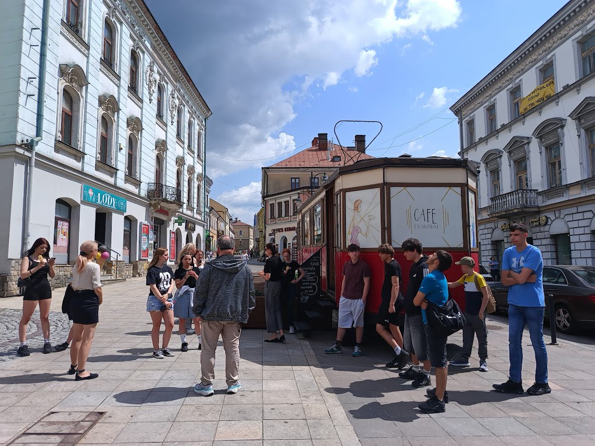 ckiwtarnow's tweet photo. Młodzież z CKiW OHP w Tarnowie wzięła udział w spacerze historycznym po Starówce pod przewodnictwem dr. Krzysztofa Moskala. To była świetna okazja do poznania lokalnej historii, zabytków i budowania więzi z „małą ojczyzną”. #Tarnów #OHP #Historia https://t.co/O33AzZRfoA
