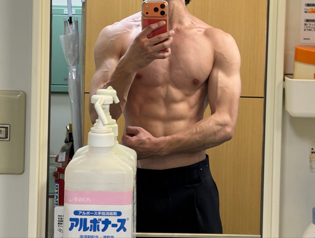 Maygohan_04's tweet photo. 仕事終わり、腕立て800回やった‼️ https://t.co/T1Dkh36wIV