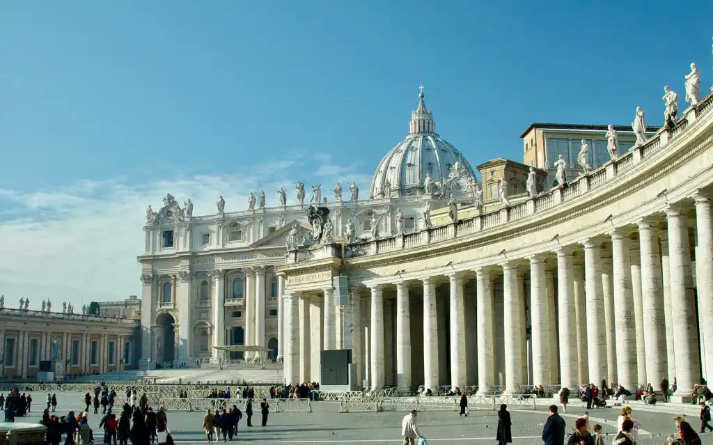 ComputerworldES's tweet photo. El Papa León XIV dedicó su primera encíclica íntegramente a la #IA. Es la primera vez en la historia del pontificado que una tecnología ocupa el centro de una encíclica de forma tan sistemática. El resultado ya genera debate en gobiernos de todo el mundo. https://t.co/NvBRSE1kPj https://t.co/jWmyjoRXTq