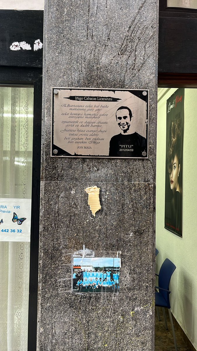 ehbildubilbo's tweet photo. Kirruli Kultur Elkartearen eta Iñigo Cabacasen eta Joseba Asensio "Kirruli"-ren oroimen plaken aurkako eraso faxista salatzen dugu.

Ez Bilbon ez inon faxistek eta gorrotoak ez dute lekurik. Kirruli Kultur Elkarteari eta Iñigoren senideei elkartasuna adierazi eta memoria osoa aldarrikatzen dugu.