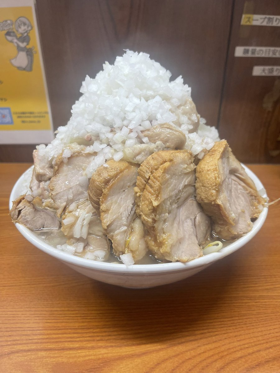 jiro884NYAK's tweet photo. 50　ラーメン二郎　亀戸店

ラーメン（ブタ１枚入り）　ヤサイマシアブラマシ　¥1000
ブタ　¥100
ブタ　¥100
ブタ　¥100
ブタ　¥100
刻みタマネギ　¥100

分かっていたけど腹パン
旨かった😋 https://t.co/yqcS5yXOJm