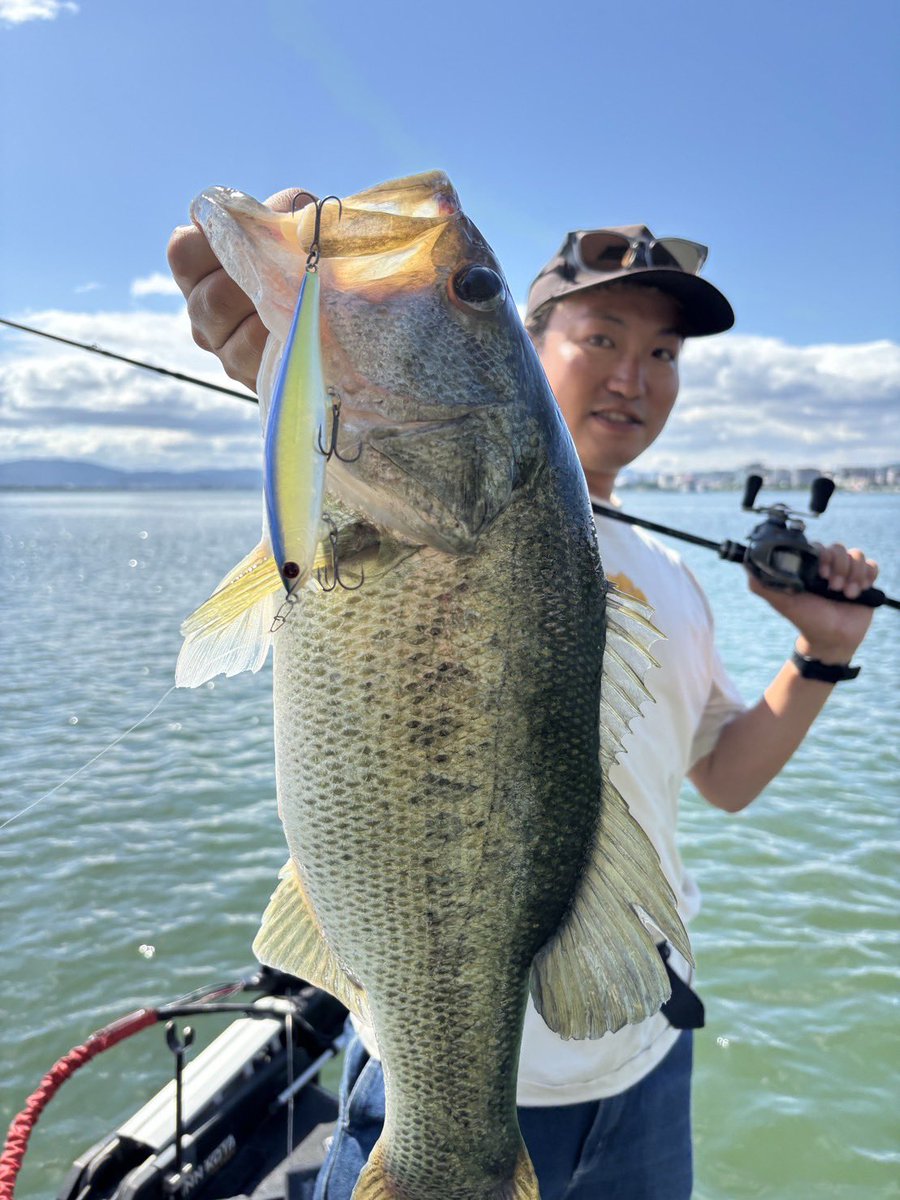 bikkurimantkd's tweet photo. 今日は爆風だったので南湖縛り。
シンディ＆ディスパ祭り。
ベイトボール見つけて、ギャン、ギャン、ピタッ、ギューン！
南湖の全部オカッパリから狙える場所。
激シャローはシンディSS、2mはノーマル、ブレイクや沈みものはディスパ118で。
本気食いで食いあげてきますよ。 https://t.co/RqBRfbiBb5