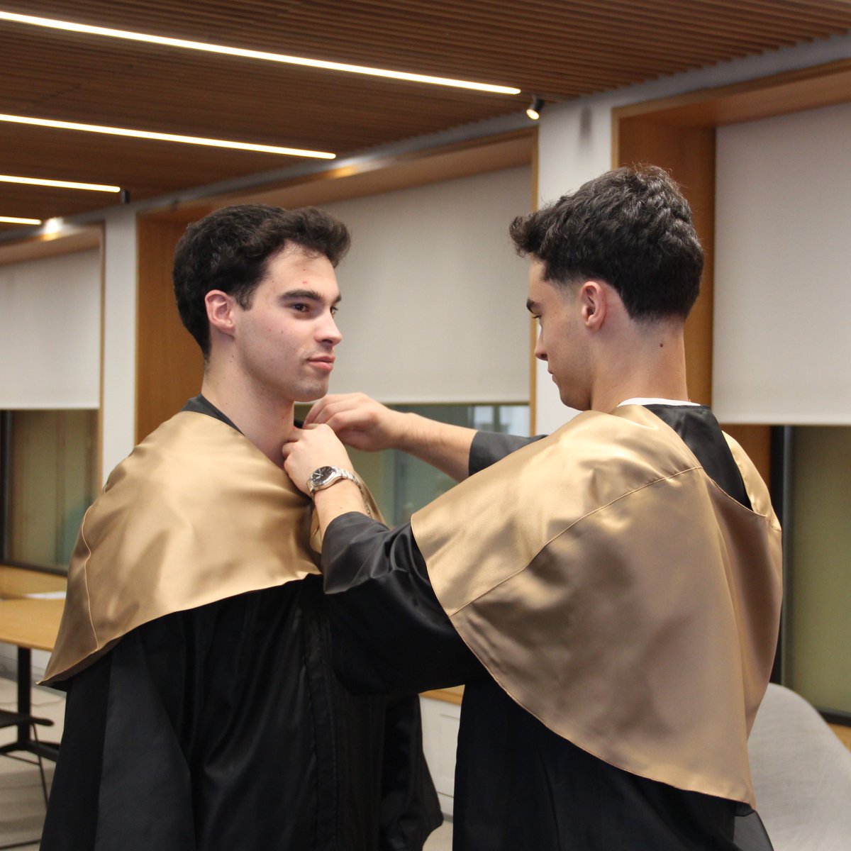 tecnun's tweet photo. Eduardo e Íñigo Álava son gemelos y se graduarán mañana juntos en el @KursaalDonostia tras estudiar #Ingeniería en Tecnologías Industriales e Ingeniería Mecánica en Tecnun 🧑‍🎓.

Han vivido juntos toda la carrera y compartirán piso durante el máster.

#Zorionak #graduacionesUNAV https://t.co/SLbe5fWYq2