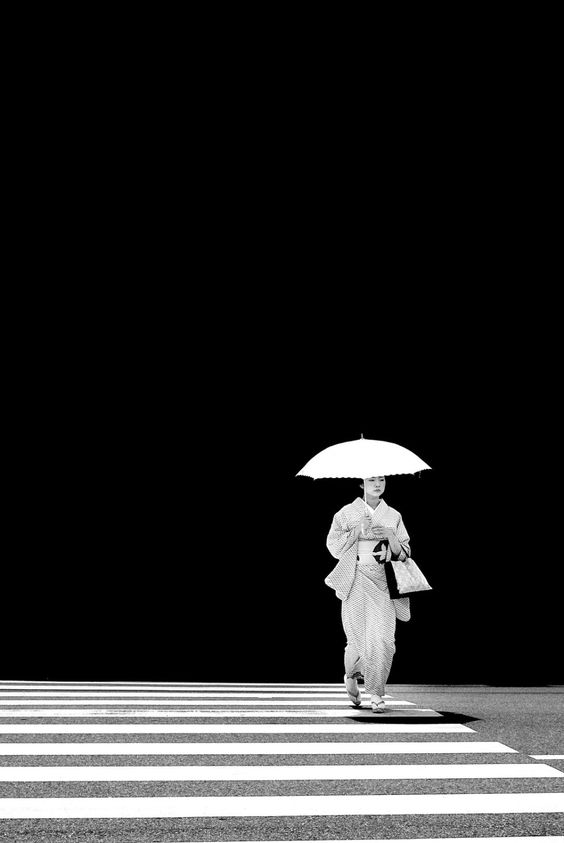 eyeonaxis's tweet photo. Woman in a kimono against a dark background. Kyoto, Japan, by Alan Schaller https://t.co/h8QkV3NOKN