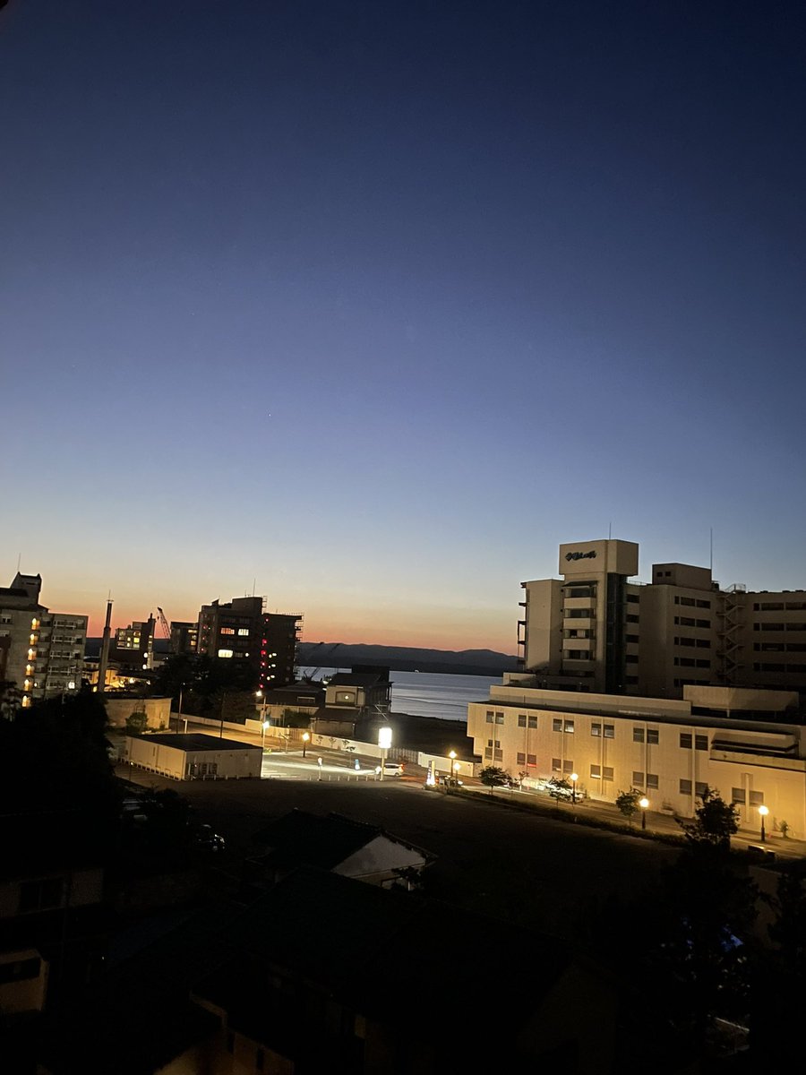 oyadosuzuka's tweet photo. 満月が明るいですね。トワイライト和倉町。 https://t.co/UJ1HhqgjFU