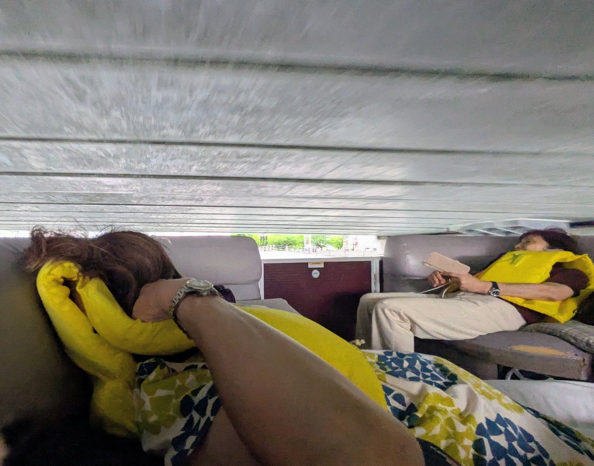 penta_kumausa's tweet photo. 徳島２　ナイトクルーズ。　満潮で橋の下スレスレ！　干潮との差は1.5m 位有るそうです。橋の下にはアニメの絵が書かれている。スマホの画面を見る事が出来ず、当てずっぽう。 https://t.co/K1chJLQKxr