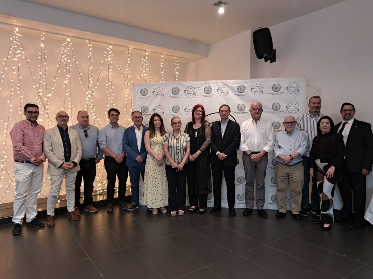 coemur's tweet photo. 💙 Toda una vida cuidando de los demás merece un reconocimiento especial.
Hemos rendido homenaje a nuestros enfermeros y enfermeras jubilados por sus años de esfuerzo, vocación y humanidad.👏

¡Enhorabuena por esta nueva etapa! 💐 
@Murciasalud 

#Enfermería #Jubilación #Gracias https://t.co/nyJD437h5I