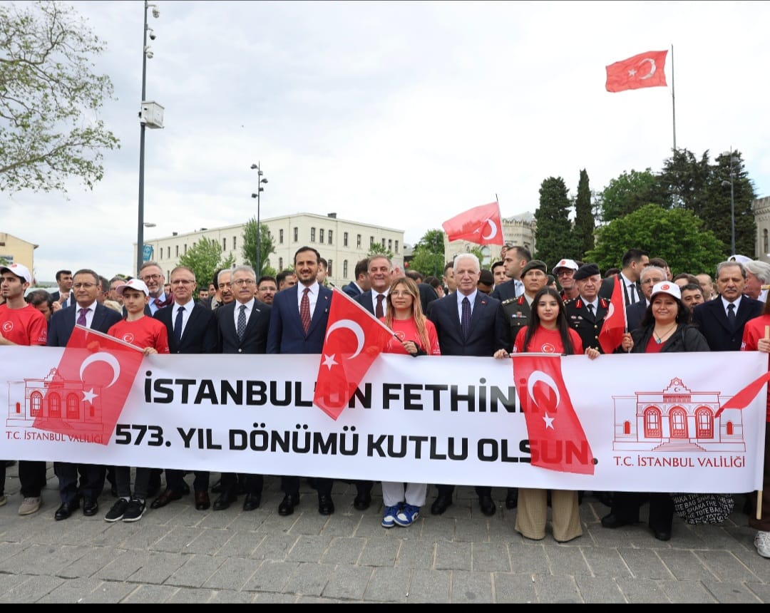 ASKON's tweet photo. Genel Başkan Vekilimiz Bekir Aydın, İstanbul Valimiz Sn. Davut Gül'ün davetleri üzere; 
İstanbul Valiliği’mizin düzenlediği anlamlı program kapsamında, Fetih Yürüyüşü’ne ve MSB Mehteran Birliği Konseri’ne katılarak kurumumuzu temsil etti.  

Bu kutlu günde, bu güzel organizayon ve davetleri için İstanbul Valisi Sayın Davut Gül’e ve emeği geçen herkese teşekkür ederiz.

#İstanbulunFethi #29Mayıs #FetihYürüyüşü