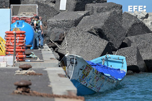 Mln2085's tweet photo. @Tracesdumigrant 

Retour sur la pirogue de 55 migrants, dont un nourrisson, secourue près d’El Hierro après 5 jours de traversée depuis Nouakchott

 8 mois, et déjà rescapée de l’Atlantique https://t.co/TpVTYjz7vR