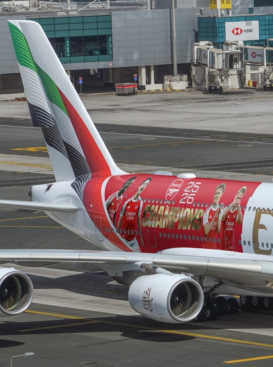 pinkygunners's tweet photo. Pesawat ikonik Emirates A380 disulap jadi spesial demi ngerayain Sang Juara Premier League. When yh bisa naik Emirates 🥹💗

📸 Emirates https://t.co/yVvwBjxXKU