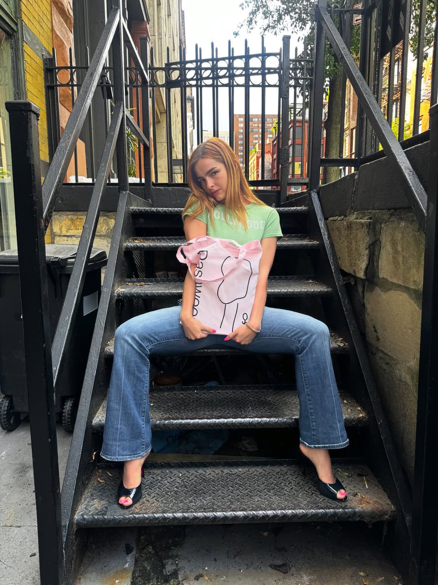 AddisonChart's tweet photo. Addison Rae looks beautiful while shopping at Dashwood Books in NYC 📚 https://t.co/fnYA7JQtvL