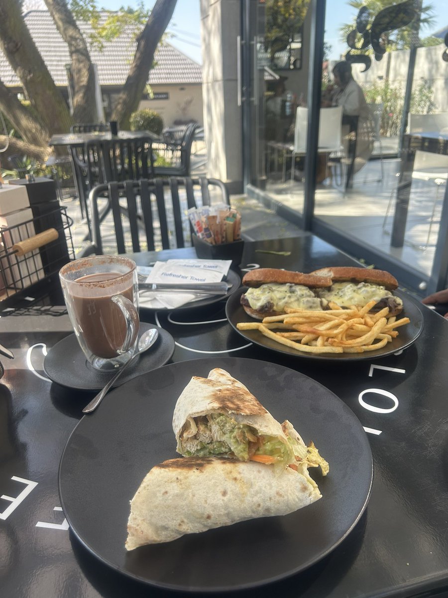 MohaleMotaung_'s tweet photo. Table for 2 https://t.co/xMt3j95pQd