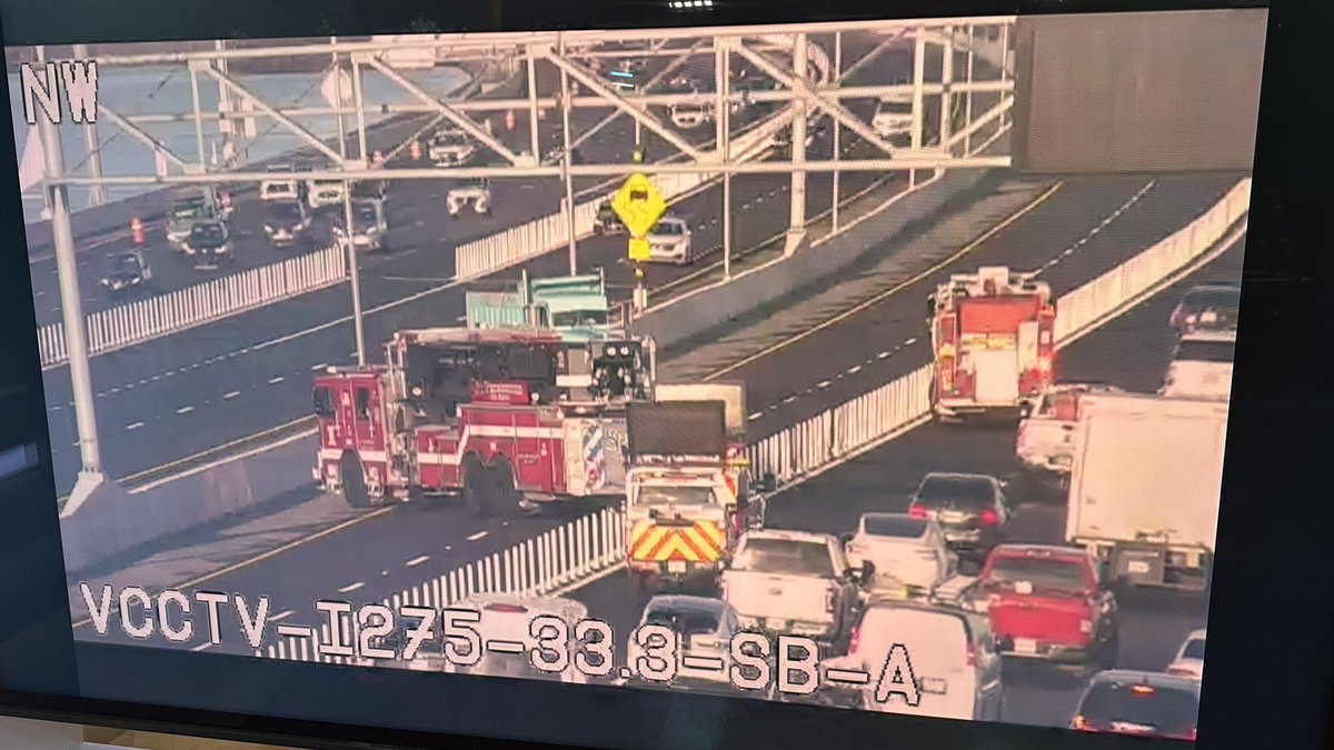 TimWronka's tweet photo. Welp - we already have an express lane crash on the Howard Frankland. 

This is heading into Pinellas. The southbound express lanes are closed and the left main lane is blocked on the Pinellas end of the bridge at 7:25 AM

I have live updates on your morning drive on @BN9 https://t.co/V5HiCkNyqF