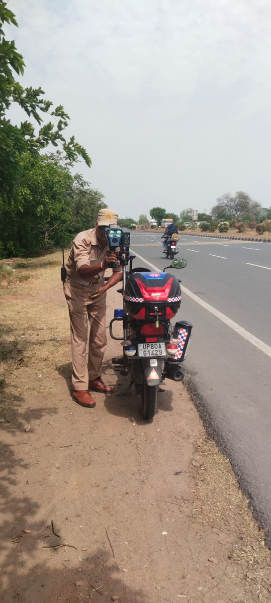 Agratraffic's tweet photo. सड़क सुरक्षा, हमारी प्राथमिकता!
आज दिनांक 29.05.2026 को #DCPT श्री सोनम कुमार के निर्देशन में @Agratraffic द्वारा NH-19 पर स्पीड रडार के माध्यम से ओवर स्पीडिंग (तेज रफ्तार) के खिलाफ विशेष अभियान चलाया गया। इस दौरान नियमों का उल्लंघन करने वाले वाहनों पर नियमानुसार विधिक कार्यवाही की गई।
सुरक्षित चलें, यातायात नियमों का पालन करें।
@uptrafficpolice
@agrapolice