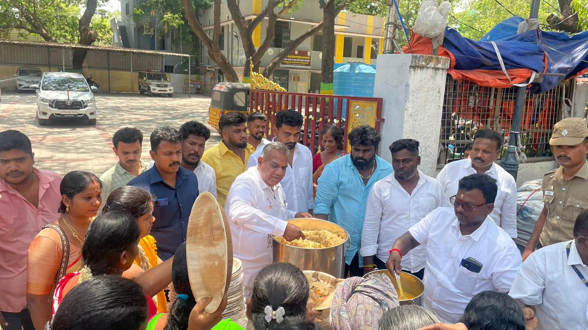 TVKITWingUpdate's tweet photo. *மாண்புமிகு தமிழ்நாடு முதலமைச்சர், தமிழக வெற்றிக் கழகத் தலைவர்* அவர்களின் அறிவுறுத்தலின்படி, 

*நேற்று மே 28ஆம் தேதி உலக பட்டினி தினத்தையொட்டி,*

*மாண்புமிகு ஊரக வளர்ச்சி மற்றும் நீர்வளத்துறை அமைச்சர் திரு.N.ஆனந்த் அவர்கள் தி நகரில் உள்ள தனது சட்டமன்ற உறுப்பினர் அலுவலகத்தில் https://t.co/o4VQWD6qea