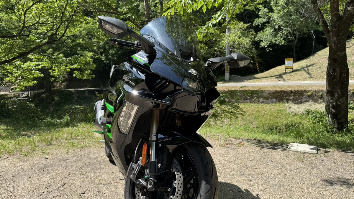 QuakRider's tweet photo. うーん、H2 SX 乗ってて思うのは、もっとエンジンの鼓動を感じるバイクが欲しくなる…

無いものねだり🫥️ https://t.co/iu1q04DiYq
