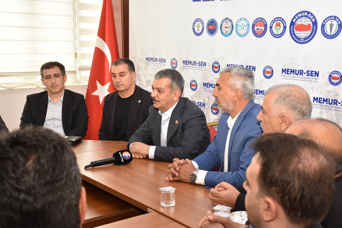 ebselazig1's tweet photo. Geleneksel Memur-Sen bayramlaşmamızı Memur-Sen'e bağlı sendikalarımızın şube başkanlarımız, yönetim kurulu üyelerimiz ve üyelerimizin katılımı ile gerçekleştirdik. Bayramlaşma programımıza katılan Ak Parti Elazığ Milletvekili Prof. Dr.  Sn. Erol Keleş'e teşrifleri için teşekkür ediyoruz.