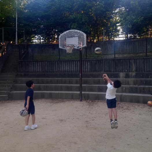hinodeyafactory's tweet photo. 宝塚市素晴らしい！！仕事が早い！
正直、もっと時間かかると思ってました^_^;

桑原市議、担当職員の方々、迅速なご対応ありがとうございました<(_ _)>

早速、地元の中学生のと一緒に練習(#^^#)

市内にもう少しバスケットゴールあったらええのになぁ。。。 https://t.co/XbFTSP5PKI