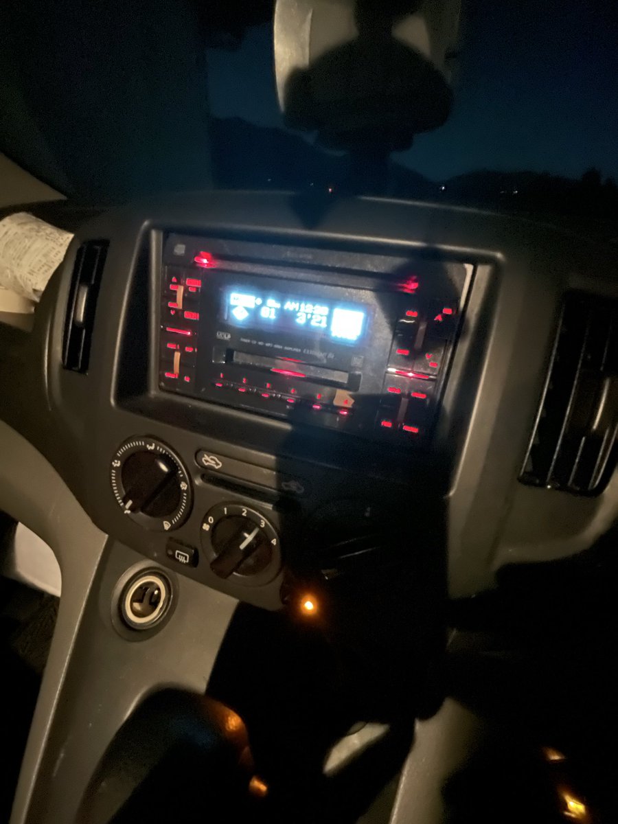 kaeruoyakata22's tweet photo. 今夜福島に出発するのだけど
カーステがラジオのみでは
寂しすぎると
オークションで落としたのは
MD/CDデッキ🤣💦💦💦
そう今時のMD
なぜならば
部屋を掃除してたら
30年以上前のMDがたくさん出てきたから💦
今さっきオヤカタ号に装着完了！
さてなに聴きながら福島に向かおうかな https://t.co/GQV42WOax9