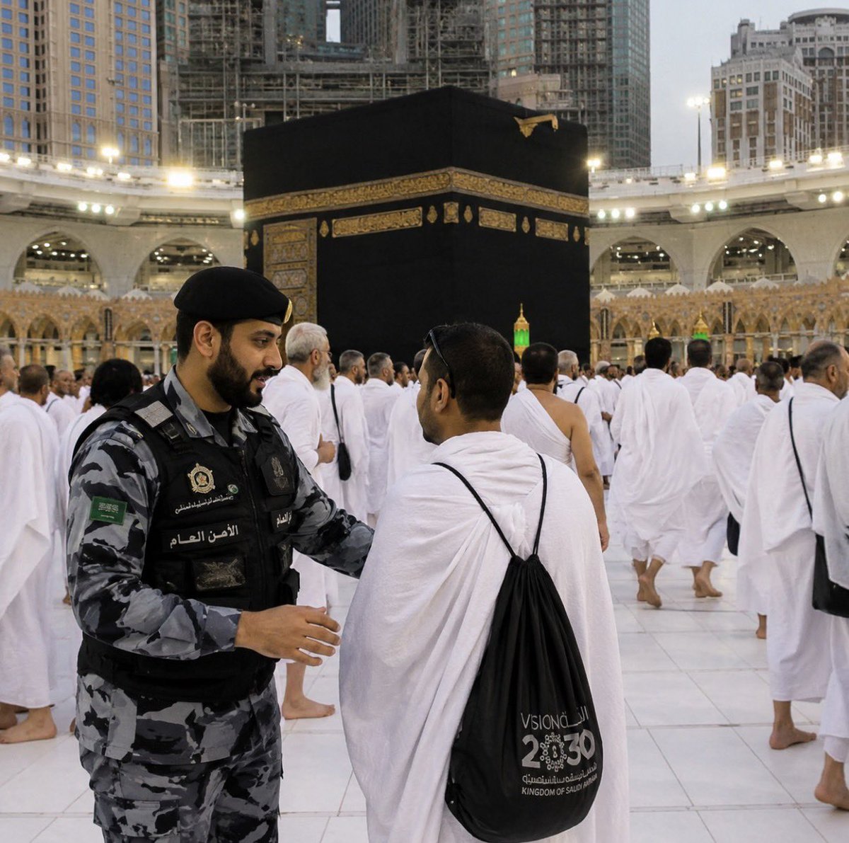 ialmalik's tweet photo. أرفع أسمى آيات التهنئة والتبريك إلى مقام سيدي خادم الحرمين الشريفين الملك سلمان بن عبدالعزيز آل سعود، وإلى سمو سيدي ولي العهد رئيس مجلس الوزراء الأمير محمد بن سلمان بن عبدالعزيز، وإلى حكومة المملكة العربية السعودية وشعبها الكريم، بمناسبة عيد الأضحى المبارك.

كما أهنئ الجميع بنجاح موسم حج هذا العام، الذي جسّد مرة أخرى ما تتمتع به المملكة من قدرة استثنائية في إدارة الحشود، وكفاءة تنظيمية عالية، وتكامل مؤسسي يعكس حجم الجهود المبذولة لخدمة ضيوف الرحمن وتمكينهم من أداء مناسكهم بأمن ويسر، وسلامة وطمأنينة.

نسأل الله أن يتقبل من الحجاج حجهم، وأن يديم على وطننا نعمة الأمن والاستقرار والرخاء، وأن يعيد هذه المناسبة المباركة على المملكة وقيادتها وشعبها والأمتين العربية والإسلامية بالخير واليمن والبركات.

كل عام ووطننا بخير. 🇸🇦🌙

#موسم_حج_1447هـ 
#حج_1447هـ