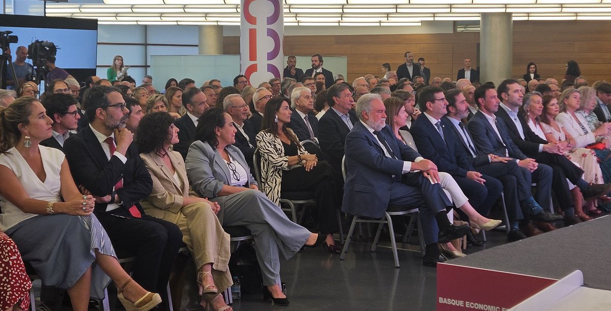 SubGobBIZK's tweet photo. El subdelegado, Carlos García Buendía asiste al #BasqueEconomicForum. El Plan de Recuperación, Transformación y Resiliencia en Euskadi ha centrado el diálogo  del vicepresidente primero y ministro de Economía, Carlos Cuerpo, y el vicelehendakari, Mikel Torres, en el encuentro. https://t.co/7qj6npiFec