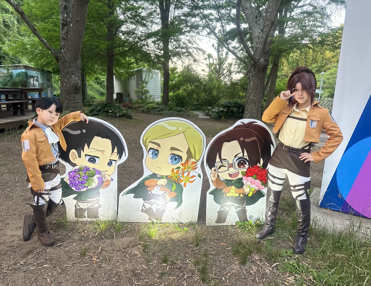 Awacos_wcs's tweet photo. 🎉アワコス2026🎉

明日のゲストコスプレイヤー ハンドメイドかぞくの皆さんが一足お先にニジゲンノモリへ到着‼️

さっそく進撃の巨人エリアを満喫していただきました✨

明日はアワコス会場内で見かけたらぜひ記念撮影しましょうね📸
 一緒にアワコス2026を楽しみましょう！

#アワコス2026 #ニジゲンノモリ #コスプレイベント