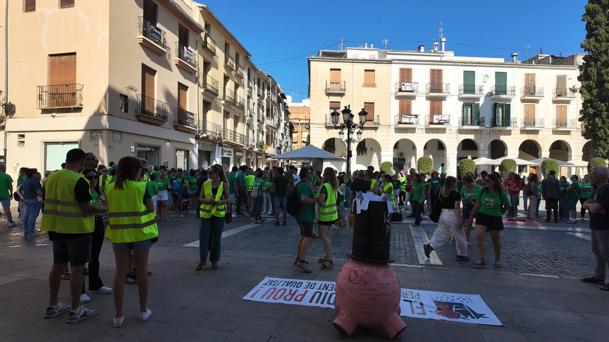 CompromisGandia's tweet photo. Gràcies a tota la comunitat educativa per continuar lluitant per l'educació pública💚✊🏽 https://t.co/AtyfCbQnry