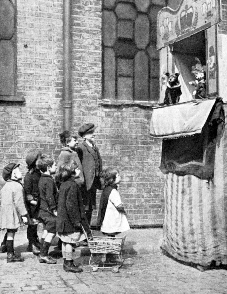 Lost___London's tweet photo. 🇬🇧 Children watching a Punch and Judy show on the streets of London, 1930s https://t.co/5RMqWnzbWN