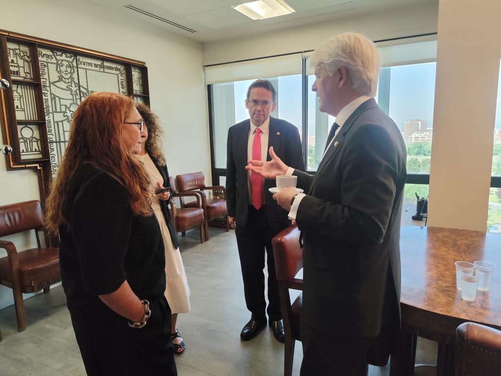 MICAPinforma's tweet photo. Antes del inicio del acto de juramento solemne @RamosAranaz  y el Presidente de @Abogacia_es han conversado sobre cuestiones de interes de la Abogacia https://t.co/CIpIEbmLI6