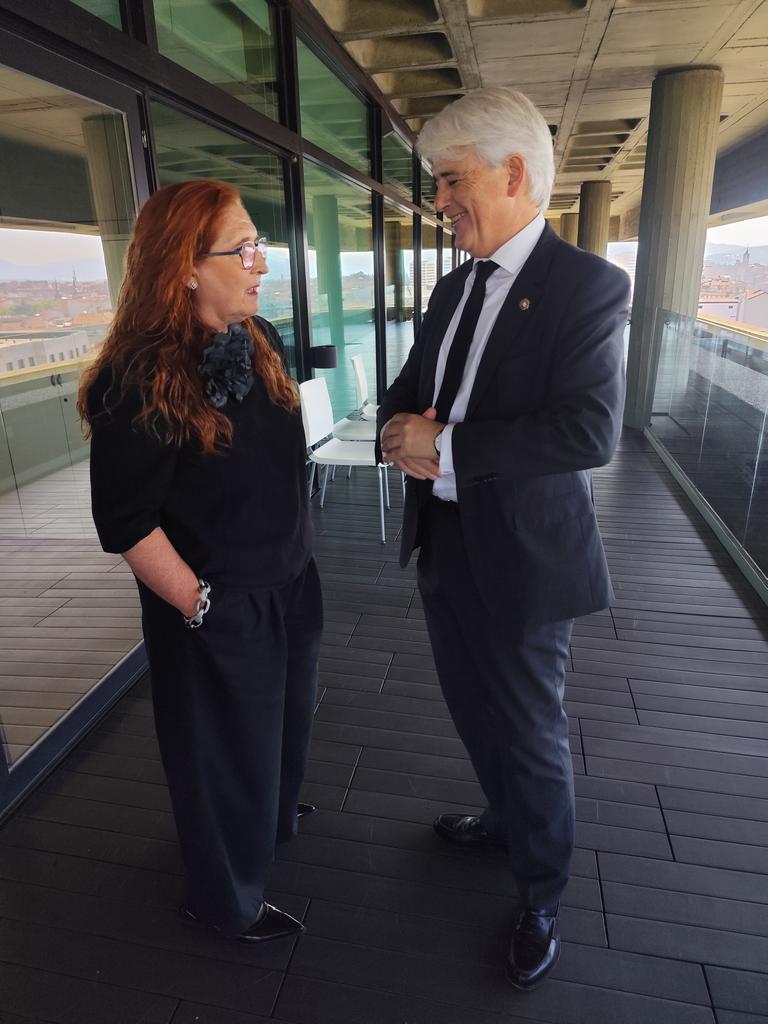 MICAPinforma's tweet photo. Antes del inicio del acto de juramento solemne @RamosAranaz  y el Presidente de @Abogacia_es han conversado sobre cuestiones de interes de la Abogacia https://t.co/CIpIEbmLI6