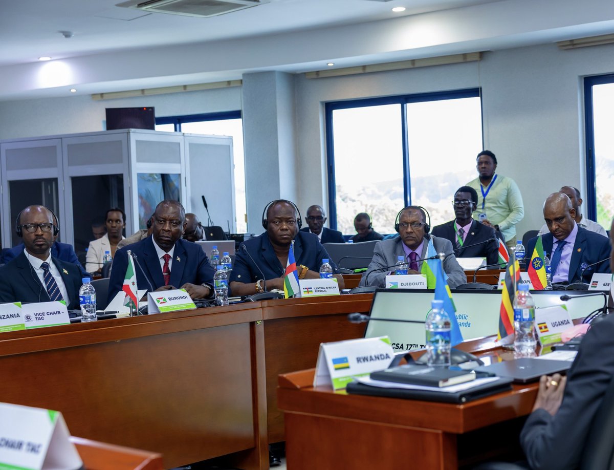 Rwandapolice's tweet photo. Minisitiri w’Umutekano w’Imbere mu Gihugu, Dr Vincent Biruta, akaba n’Umuyobozi w’Inama y’Abaminisitiri y’Ikigo gishinzwe kurwanya ikwirakwizwa ry’intwaro nto n’izoroheje mu karere ka Afurika y’Iburasirazuba n’akarere k’Ibiyaga Bigari (Regional Centre on Small Arms-RECSA), yayoboye umuhango wo gufungura inama ya 17 y’Akanama Ngishwanama (TAC) yabereye i Kigali mu Rwanda. 
Iyi nama yahuje Abayobozi Bakuru ba Polisi, Abanyamabanga Bahoraho, ndetse n’abahagarariye ibihugu bashinzwe ibijyanye n’intwaro nto n’izoroheje mu bihugu binyamuryango bya RECSA.

Mu ijambo rye, Dr Biruta yashimangiye ko hakenewe kongerwa imbaraga mu bufatanye bw’akarere hagamijwe guhangana n’ikibazo gikomeye cy’ikwirakwizwa ry’intwaro nto binyuranyije n’amategeko, ndetse n’ibibangamira umutekano bigenda bifata indi ntera mu karere.

Yagaragaje kandi uruhare rukomeye rwa RECSA mu guteza imbere amahoro n’umutekano, asaba ibihugu binyamuryango kurushaho gushyigikira ibikorwa bya politiki, ubufatanye mu bya tekiniki, ndetse n’ingengo y’imari, kugira ngo hakomeze gushyirwa mu bikorwa ingamba zihuriweho zikubiye mu masezerano ya Nairobi.