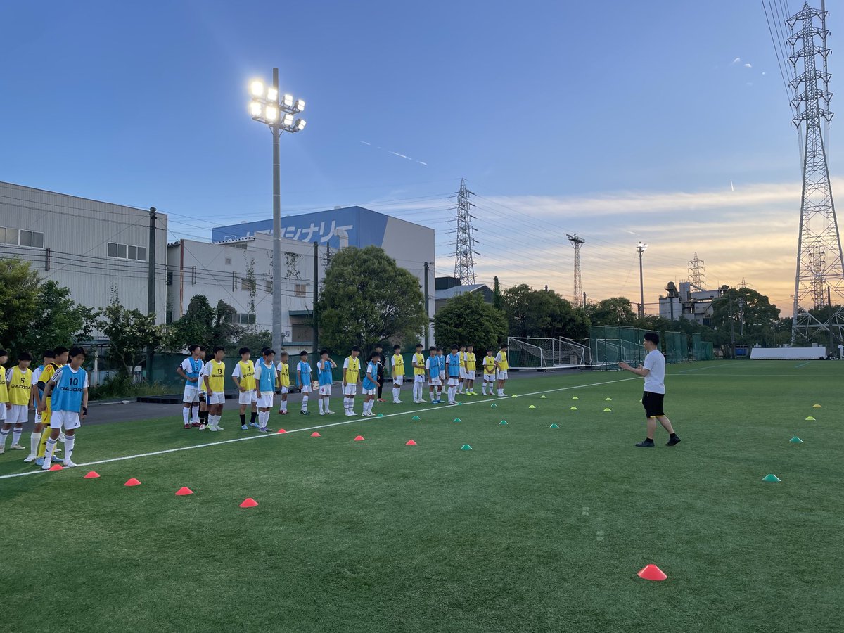 chukyoAT's tweet photo. ⁡【JFA名古屋トレセンU13-15】

4月から中京大学スポーツ振興部所属のアスレティックトレーナーとトレーナー学科所属の学生トレーナーが、練習前後のウォーミングアップやクールダウン、怪我の対応などで参加しています⚽️

 #中京大学
 #JSPO_AT
 #アスレティックトレーナー
#JFAトレセン https://t.co/cVOFqR1BbB