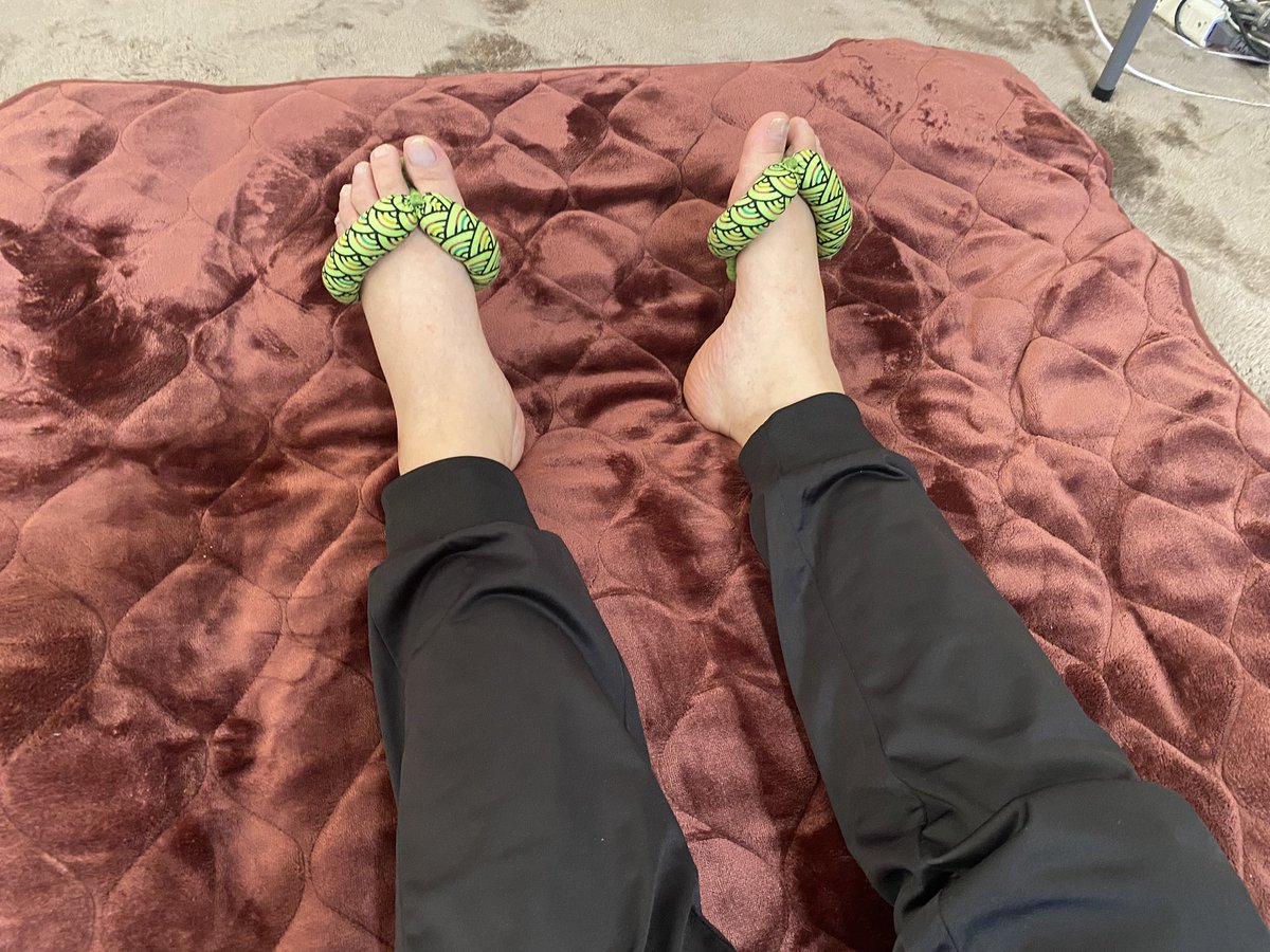 ringotaicho240's tweet photo. 脊椎の炎症で下半身が痺れと痛みが酷い男性が整体中に何度も足が引き攣って痛い😭
ってな時に登場したのが『小さな整体師®︎』のあしなか👣
いや〜、期待してた以上に引き攣ってたのが治る‼️
8割減って感じ👍
『最初から履かせてよ〜💢』
って怒られちゃいました🤣
欲しい人は連絡くださいね😊 https://t.co/OyzROakdon