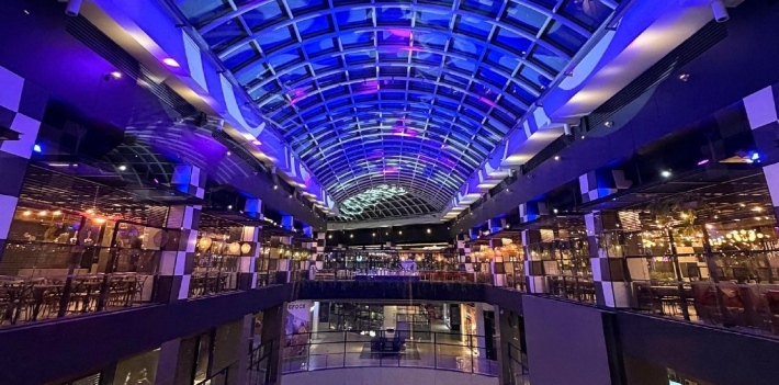AvIntegracion's tweet photo. 🛍️ El centro comercial más alto de Latinoamérica renueva su sistema de iluminación con Claypaky

Concebido por Icardi Producciones bajo la dirección del diseñador Alex Paredes, y con MMT Chile, el proyecto redefinió el polo gastronómico del quinto piso

🔗 https://t.co/uKSe0yvmC2 https://t.co/iYlBw4iPzD