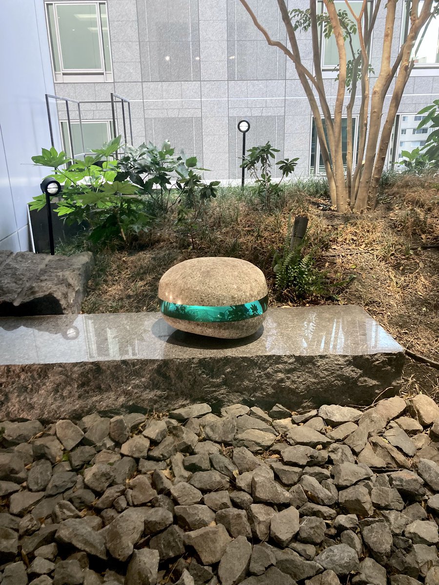 honamisato's tweet photo. 石マカロン(ガラスクリーム)があったよ https://t.co/T5smEjTJuB