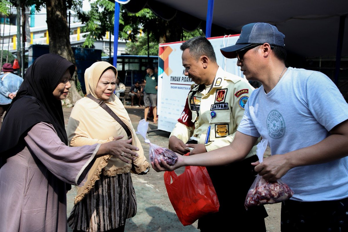 INFOBNN's tweet photo. BNN SALURKAN 900 PAKET DAGING KURBAN UNTUK MASYARAKAT SEKITAR

Badan Narkotika Nasional (BNN) menyalurkan sebanyak 900 paket daging kurban kepada masyarakat sekitar lingkungan BNN, Cawang, Jakarta Timur, pada Kamis (28/5). Penyaluran ini merupakan tindak lanjut dari serah terima hewan kurban yang dilaksanakan sebelumnya oleh Kepala BNN RI kepada Panitia Kurban Dewan Kemakmuran Masjid (DKM) At-Taubah BNN RI pada Rabu (27/5).

Usai menerima tujuh ekor sapi dan tujuh ekor kambing, BNN melaksanakan proses penyembelihan hewan kurban yang dikelola oleh panitia kurban DKM Masjid At-Taubah secara terorganisir. Daging kurban kemudian dikemas menjadi 900 paket, masing-masing berisi satu kilogram daging, untuk didistribusikan kepada masyarakat dan pegawai yang telah terdata. Seluruh proses dilakukan secara gotong royong oleh panitia kurban.

Penyerahan paket daging kurban berjalan tertib, aman, dan lancar. BNN berharap kegiatan ini dapat memberikan manfaat bagi masyarakat sekitar serta menjadi sarana mempererat tali silaturahmi dan memperkuat semangat kepedulian sosial di lingkungan kerja maupun masyarakat. Momentum Iduladha ini juga diharapkan dapat semakin menumbuhkan nilai kebersamaan dan solidaritas dalam kehidupan bermasyarakat.

#warondrugsforhumanity
BIRO HUMAS DAN PROTOKOL BNN