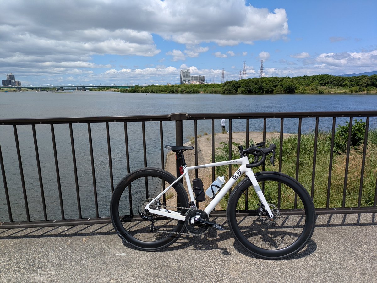 cocorobi_gtx's tweet photo. #淀川河川公園枚方地区
木津川の方から帰ってきたけど向かい風強くて前に進まず💦
家に帰ってきてからお風呂入って #TOJ2026 見てたら寝てた😂

#毘沙 #BISYA #四号機
#3Tカーボンホイール
 走り終わった後の疲れも随分少なく感じるのは軽いから？振動吸収が良いから？ホント良いロードバイク♪ https://t.co/XoMTR4j0nu