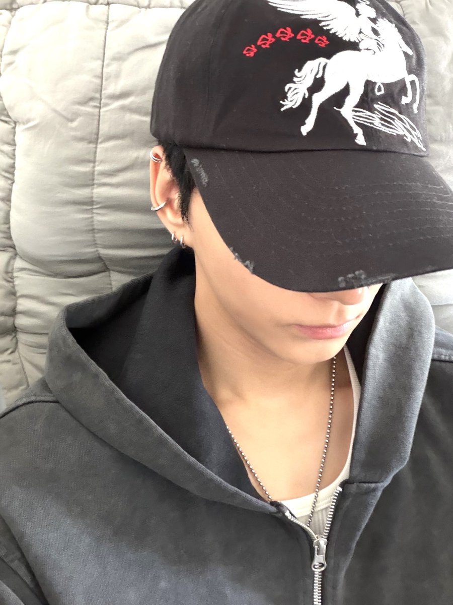 odebbl's tweet photo. [▪️] 260529

📸📸📸📸
🦊 europe tour departure day list of accessories https://t.co/7XZsimEoS2