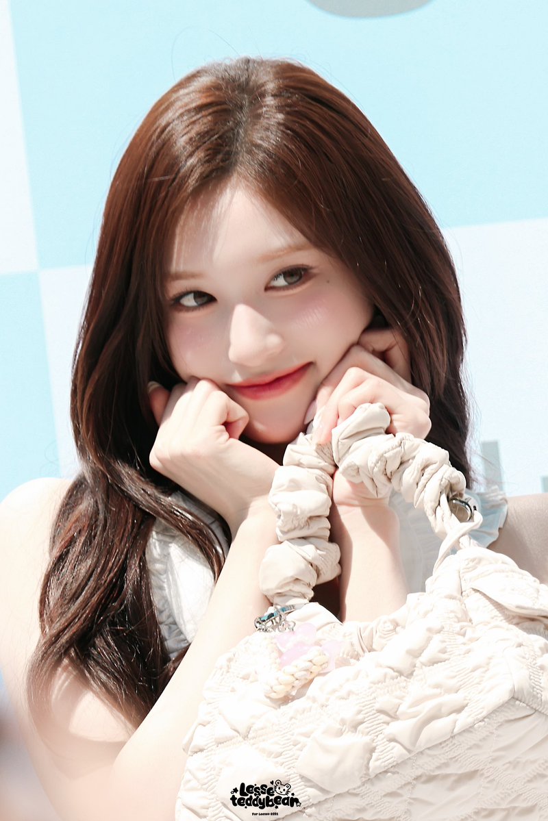 Leeseo teddy bear tweet media