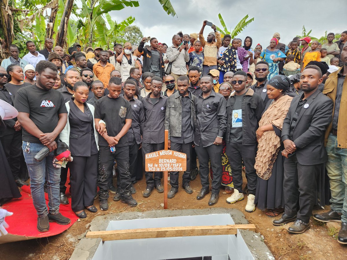MManzeke's tweet photo. Butembo:Sous le choc après la disparition de Bernard Yotama, Esther Kavira Muyisa, haut cadre de Debout la Patrie,lui a rendu un dernier hommage en déposant une gerbe de fleurs. Elle à transmis les condoléances de l'Hon Mwanga Singoma, autorité morale, à la famille connaissances https://t.co/0VGcBwRWIC