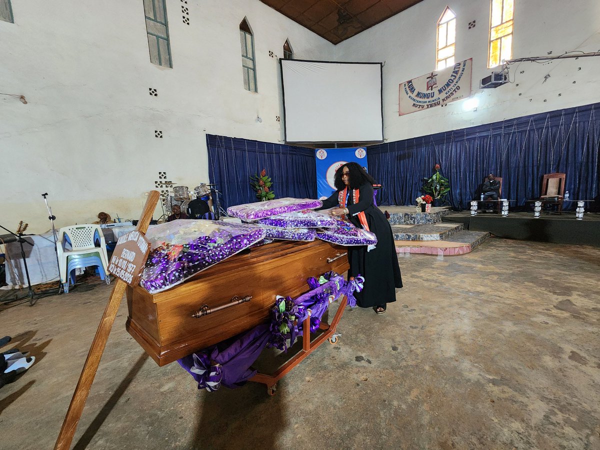 MManzeke's tweet photo. Butembo:Sous le choc après la disparition de Bernard Yotama, Esther Kavira Muyisa, haut cadre de Debout la Patrie,lui a rendu un dernier hommage en déposant une gerbe de fleurs. Elle à transmis les condoléances de l'Hon Mwanga Singoma, autorité morale, à la famille connaissances https://t.co/0VGcBwRWIC