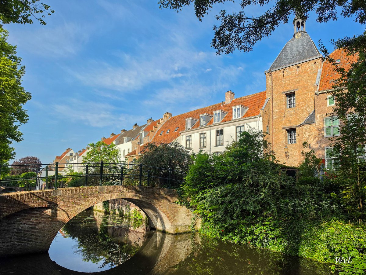 LooijengoedWim's tweet photo. Wonen in Amersfoort is afgedwongen historisch besef.
#muurhuizen #singel #gracht #stad #historie #stadsgracht https://t.co/VGSfDJ51Nr