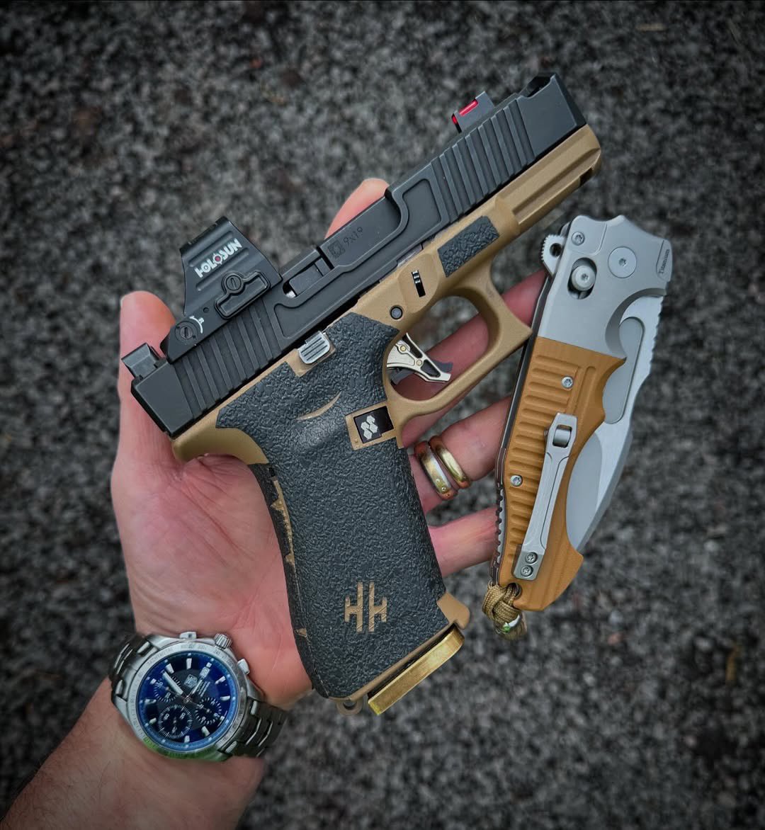 handleitgrips's tweet photo. What’s your goto pistol/knife combo? https://t.co/LoSbC3GOjI