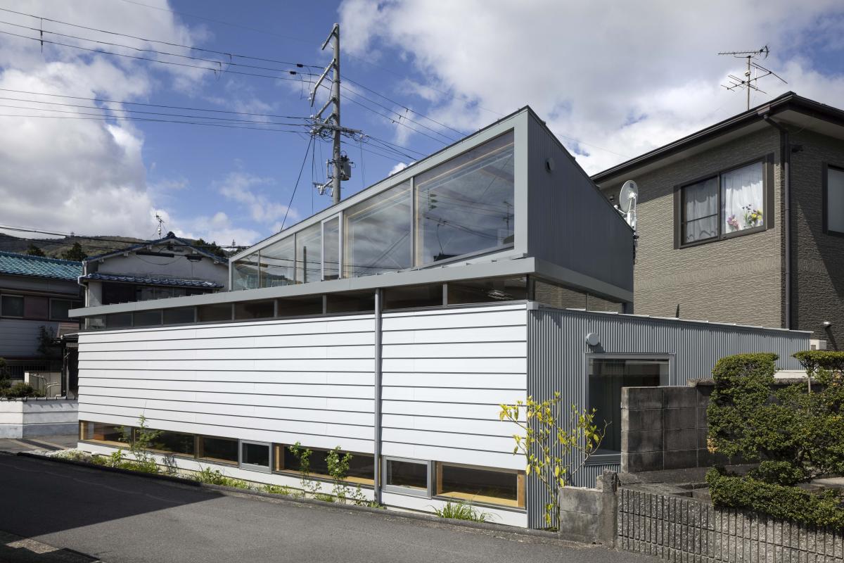 JapanArchitects's tweet photo. 【Project Update】「生駒の住宅」荒谷省午建築研究所
住宅が密集した変形敷地での採光がテーマ。高さ違いの矩形を敷地境界に沿って配置しその間に生まれたロフト空間と、足元と天井際のスリットで視線をコントロールしながら落ち着いた光を導き、性質の異なる光が重なり合う
https://t.co/AbM97g0jEP https://t.co/LpkXWZ8t6f