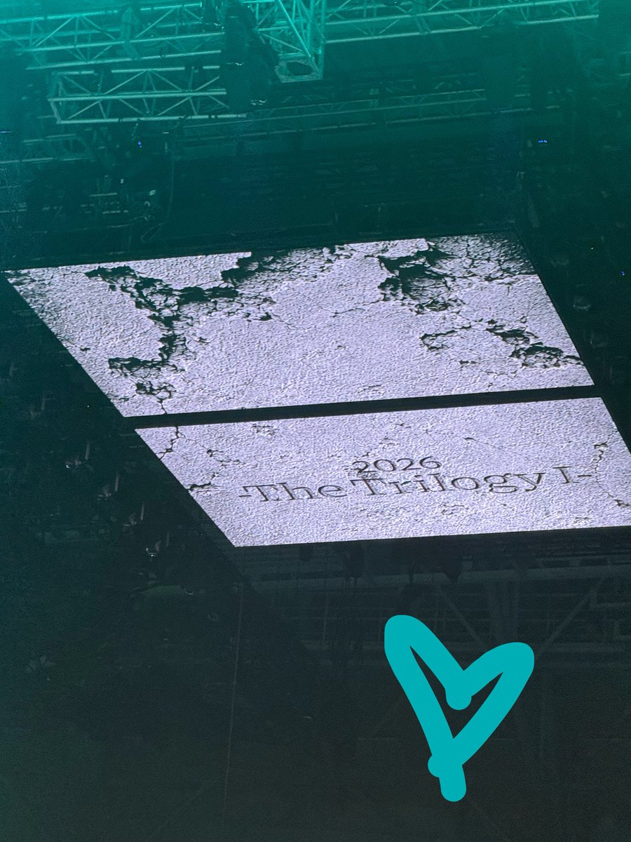 deer_ming's tweet photo. The screens really are on the ceiling https://t.co/shrKBg3dnp