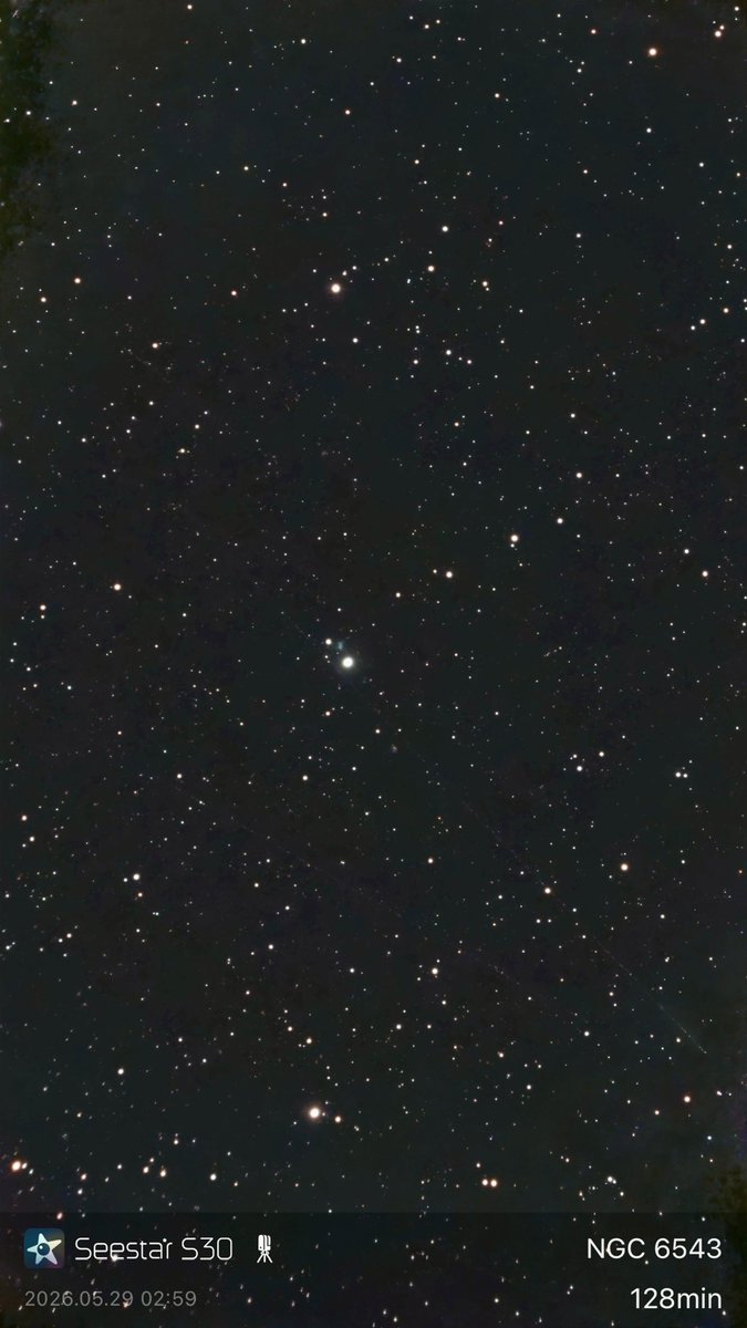 marekrk's tweet photo. Tym razem porwałem się na Mgławicę „Kocie Oko” (NGC6543), niestety przerosła możliwości mojego sprzętu.
Pierwsze zdjęcie przed, drugie po obróbce, która pozwoliła na odrobinę lepsze uwidocznienie szczegółów.
A miało być tak pięknie.
@czerniakowianka @macmil71 @astrophotosnap https://t.co/mCoTyVRHDo