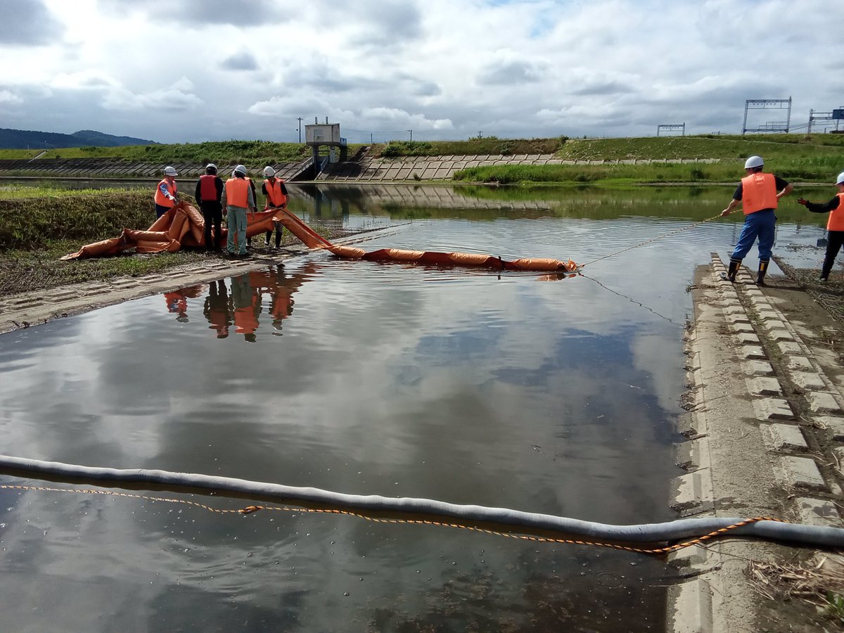 mlit_mie's tweet photo. 【河川】水質事故に備え訓練実施
5月28日（木）に河川や水路への油類・化学物質等の流出時に適切な対応を図るため、所管四水系の関係機関と連携し、簡易水質検査やオイルフェンス設置訓練を行いました。訓練を通じて初動対応力の向上と被害拡大防止の手順を確認しました。#水質事故 #水しごと https://t.co/8z146xEkDI