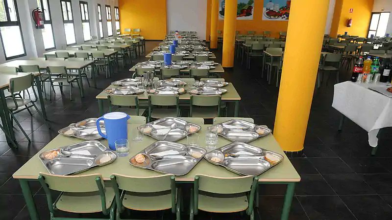 Carabanchelnet's tweet photo. 📌Solo cuatro de cada diez menores en situación de pobreza tienen reconocida la beca de comedor en la Comunidad d Madrid
https://t.co/nBp1OZM97F
#Carabanchel #Madrid #becascomedor #Comunidad #PlataformaComedorUniversalporDerecho #pobrezainfantil #AyusoAPrision7291  #ayusodimision https://t.co/LWCcKpPG8e
