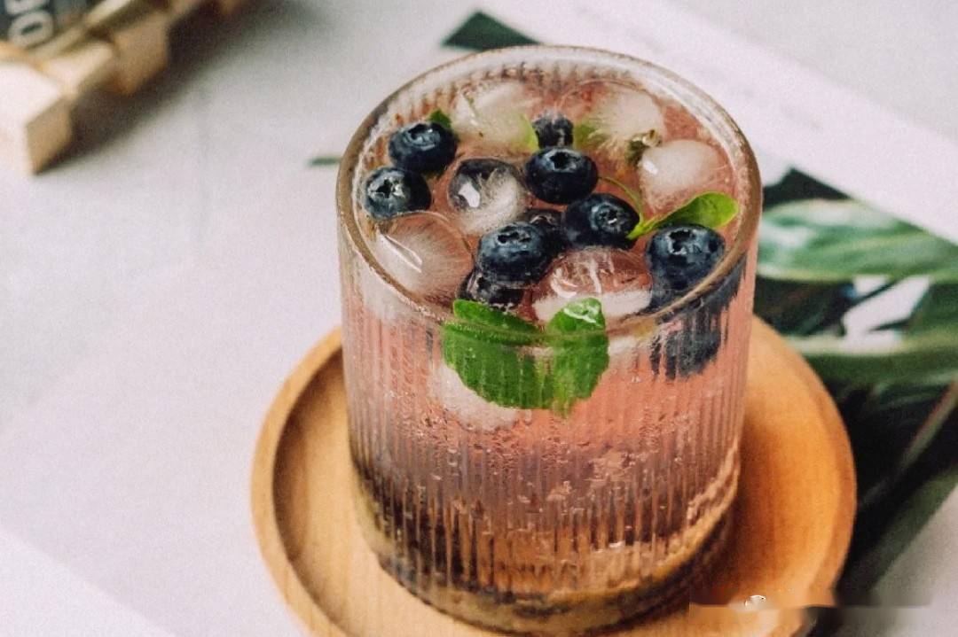 RodrigoConstan1's tweet photo. [Whip up a 2-minute iced mint lemonade! Muddle mint, squeeze lemon, add cold water + ice, a dash of sugar. Refreshing summer sip unlocked! #EasyDrinkRecipes]， https://t.co/BzxEBTS2OC